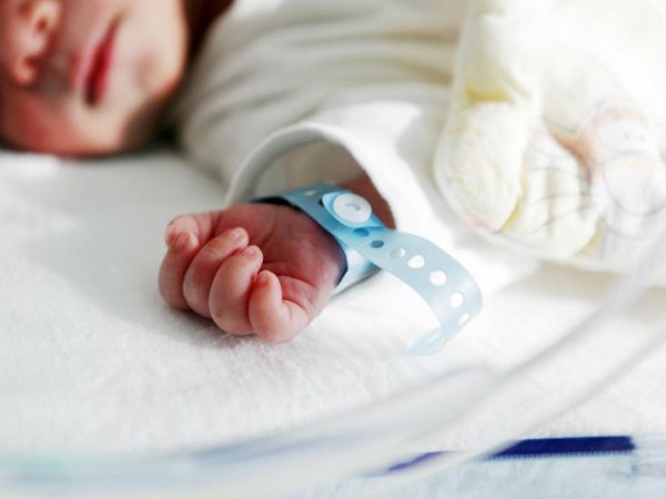 Denuncian la entrega de crecepelo a varios bebés en vez de un medicamento para el reflujo