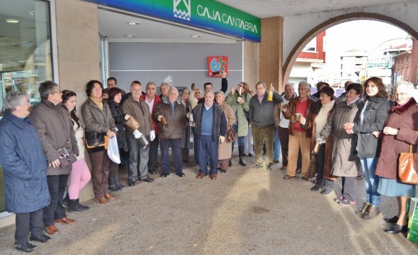 Medio centenar de personas vuelven a concentrarse frente a Liberbank en Los Corrales