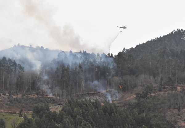 Tareas de extincion del helicóptero del Gobierno regional