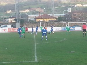 Lance del partido en el área local