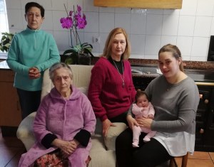 Aurora, Dominica, Blanca y Abigail con Miranda