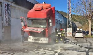 Cabina del camión incendiado
