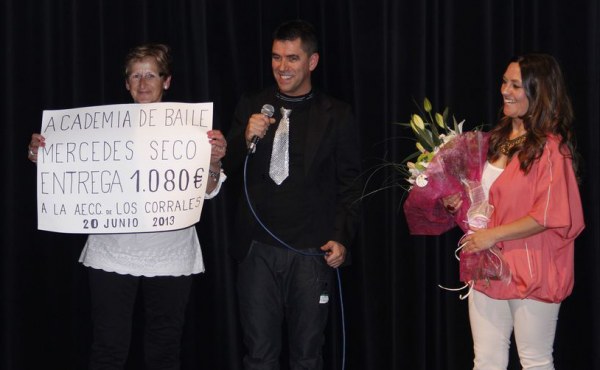Pilar Saiz con el cheque junto a Carlos Seco y Mercedes Seco