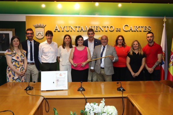 Agustín Molleda compartiendo el bastón de mando con Lorena Cueto