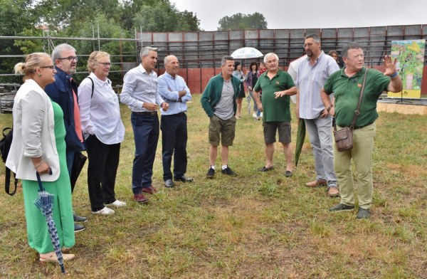 El vicepresidente ha destacado la importancia de ese nuevo escenario acompañado por autoridades y dirección y miembros de la asociación que organiza la fiesta