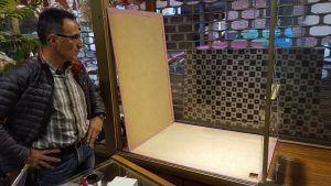 Salvador Victorino ante el escaparate roto de su joyería