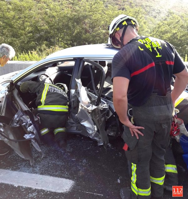 Un camión enviste a un vehículo parado en el arcén de la A-67 en el viaducto de Cieza