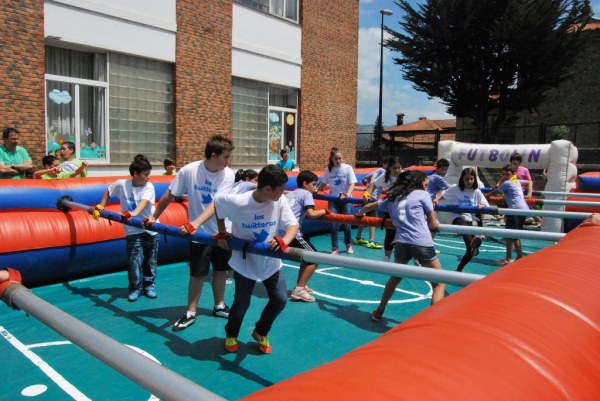 Futbolín humano.