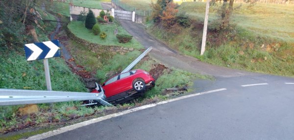 Coche accidentado en la carretera a Collado de Cieza