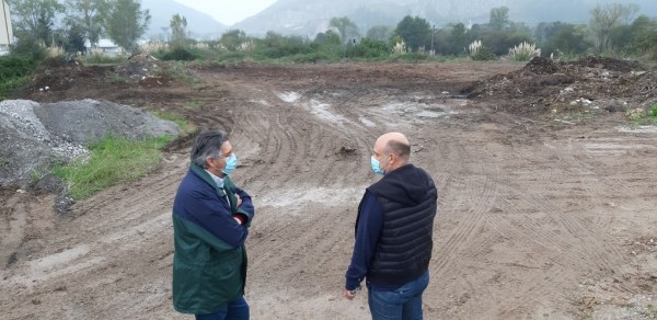 Nacho Argumosa y Julio Arranz en el terreno elegido para el aparcamiento