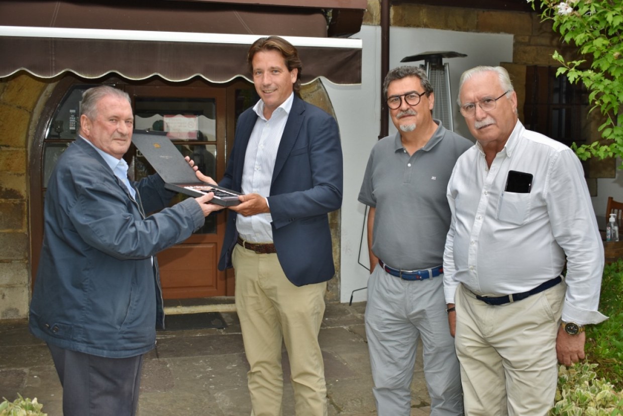 Bernardo Lasarte entregó la placa a Jordi Cufí en presencia de José Joaquín Bengochea, como secretario, y Juan Carlos López, como directivo del Casino