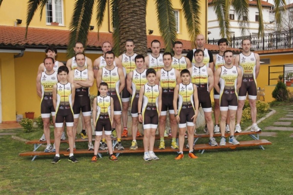 Equipo 2012 del Club Triatlón Buelna