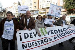 1000 afectados claman en Santander por una solución para las preferentes