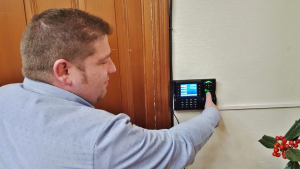 Mario Ordorica probando una de las máquinas de fichar