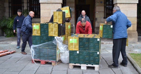 Entrega de las cestas a Caritas