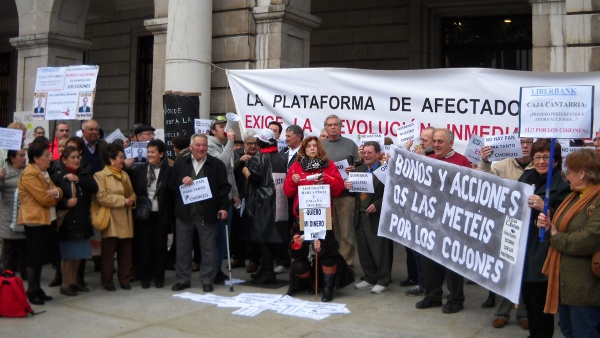 Afectados con pancartas alusivas durante la concentración.