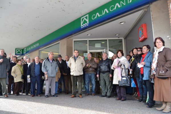 Medio centenar de personas vuelven a concentrarse frente a Liberbank en Los Corrales 