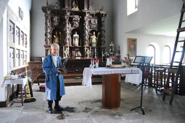 Acilino García con el crucifijo salvado de la quema