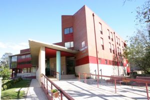 Edificio que alberga la residencia para mayores de Los Corrales