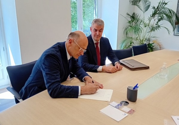 El Secretario de Estado de Interior junto al alcalde de Los Corrales