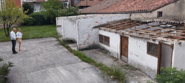 Julio Arranz y Esther Mendiguchía en la parcela a reurbanizar