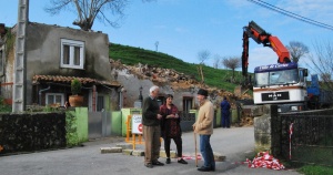 Crespo y los propietarios durante el derribo