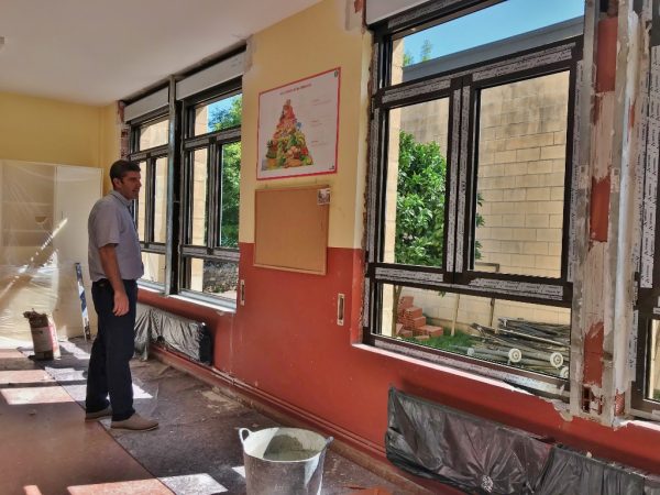 Carlos Rubio en su vista a los centros educativos