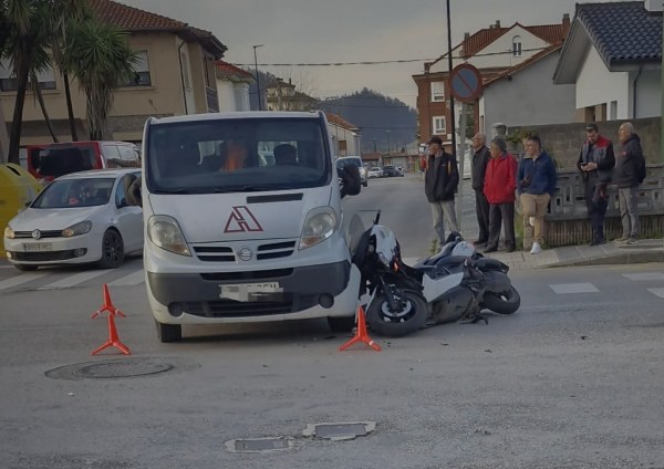 Choque entre una furgoneta y una moto en la Avenida Condesa Forjas de Buelna