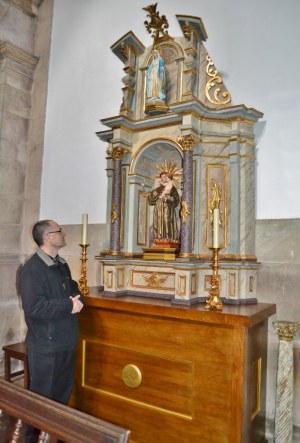 Lledías junto al retablo de San Antonio