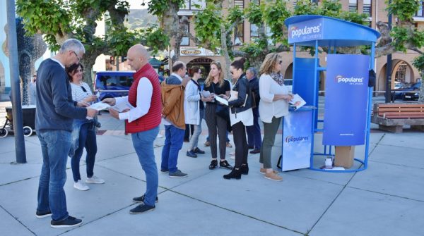 Punto de información del PP en la plaza de la Constitución