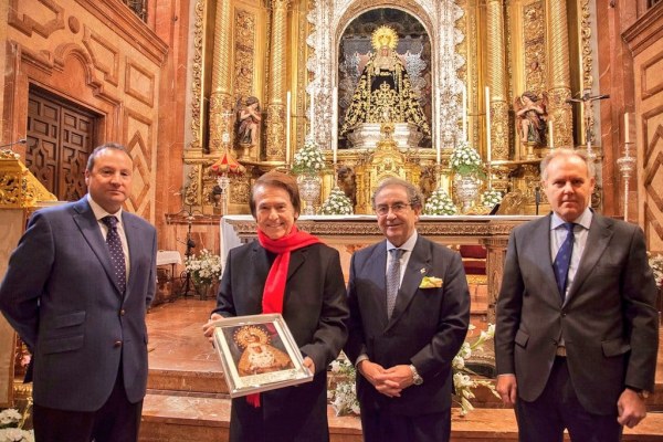 Fernández Cabrero en el centro junto al cantante Raphael