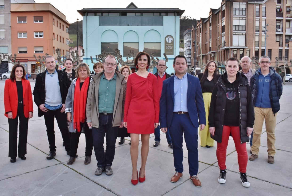Lista electoral socialista con Josefina González en el centro y Roberto del Val a su derecha