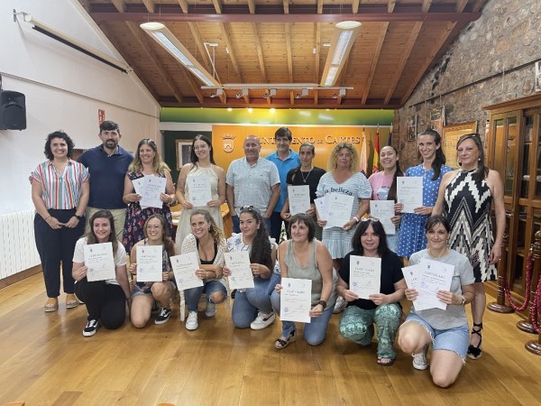 Estudiantes y autoridades en la entrega de diplomas