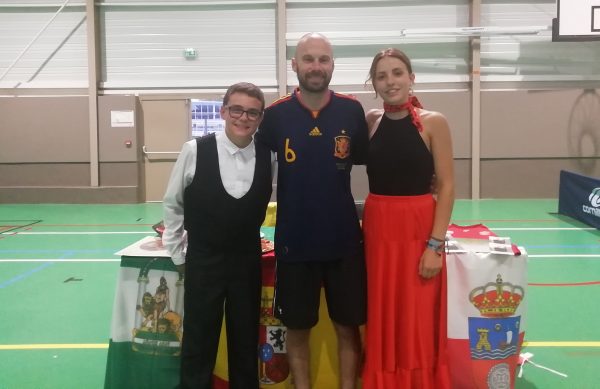 Alumnos participantes junto al profesor del centro La Salle de Los Corrales