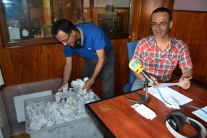 Momento del sorteo en la emisora de radio