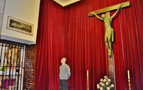 Francisco Lledías entre el Cristo y el cuadro