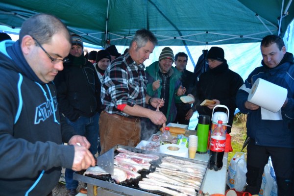 Los trabajadores esperan en la entrada de la factoría una solución