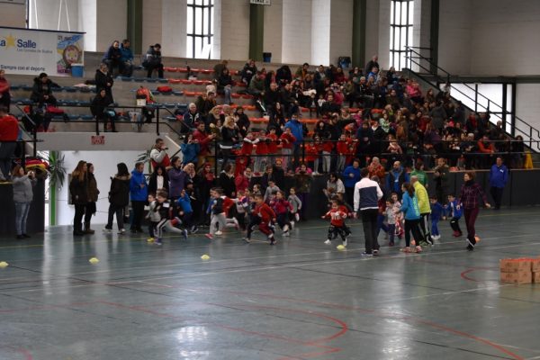 Algunos de los jóvenes participantes en la carrera solidaria