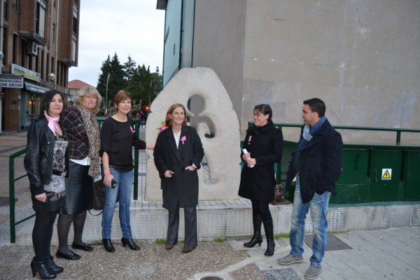 Isabel Orbe junto a Noelia Ruiz en el monumento a Almudena Ruiz
