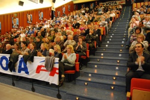 Ana Madrazo pide el voto en Los Corrales de Buelna poniendo como ejemplo la gestión de Mercedes Toribio