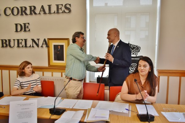 Entrega del bastón de mando a Julio Arranz