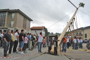 Los jóvenes cumplieron con la tradición en el Izado de la Maya