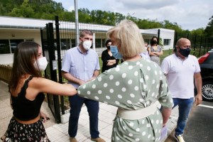 Visita de Lombó al colegio La Robleda de Cartes