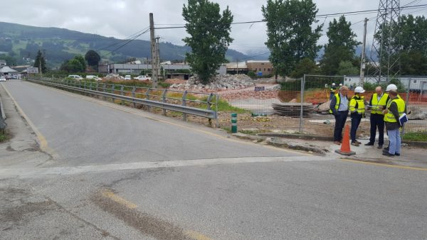 José María Mazón estuvo en el puente del Matadero analizando opciones para modificar el plan constructivo del nuevo viaducto