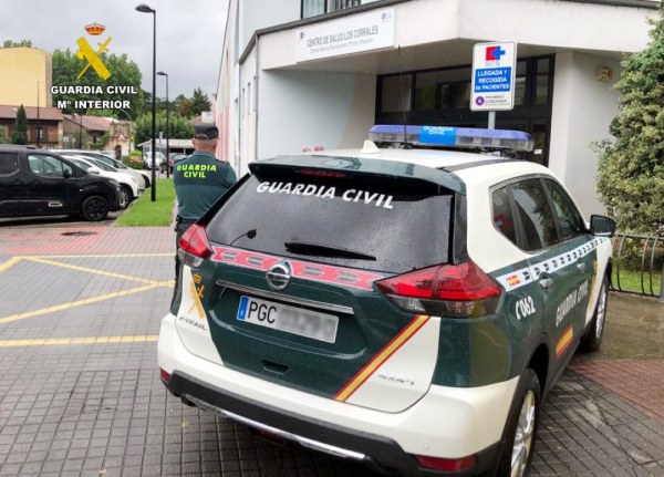 Guardia Civil en el centro de salud