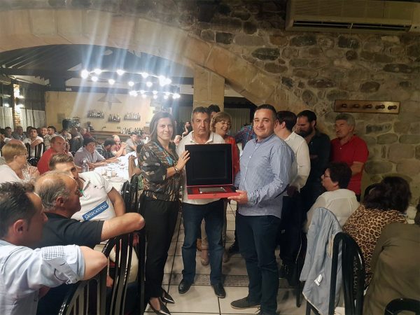 Entrega del reconocimiento a la asociación de Silió