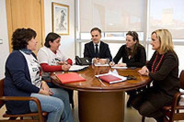Momento de la reunión con las representantes de la Plataforma de Afectados por las Prefentes. FOTO: Miguel López